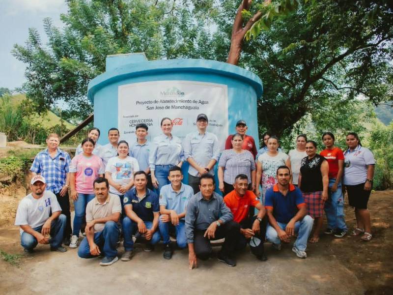 Ejecutivos de Cervecería Hondureña, la Municipalidad de San Pedro Sula y habitantes de la comunidad de San José de Manchaguala en El Merendón.