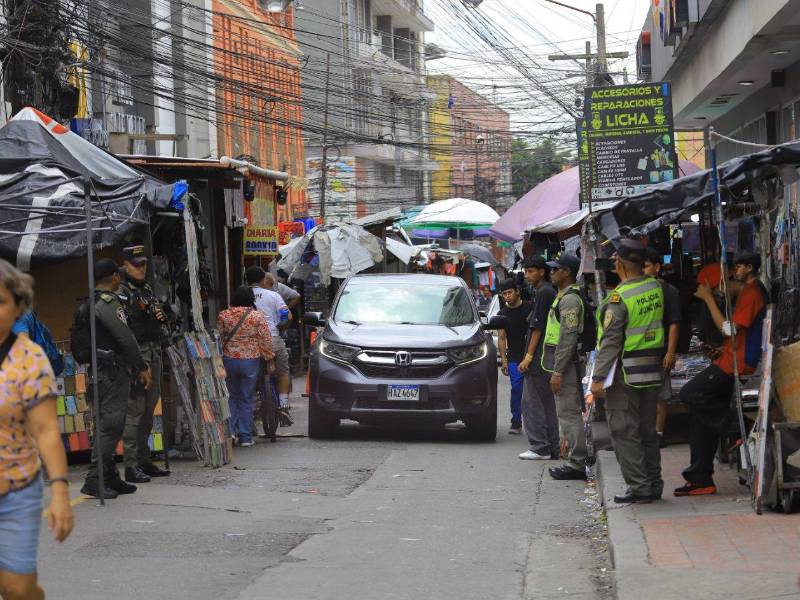 La Policía Municipal mantiene presencia en las diferentes calles del centro de San Pedro Sula con el objetivo de contribuir al ordenamiento y mejorar la circulación vial.