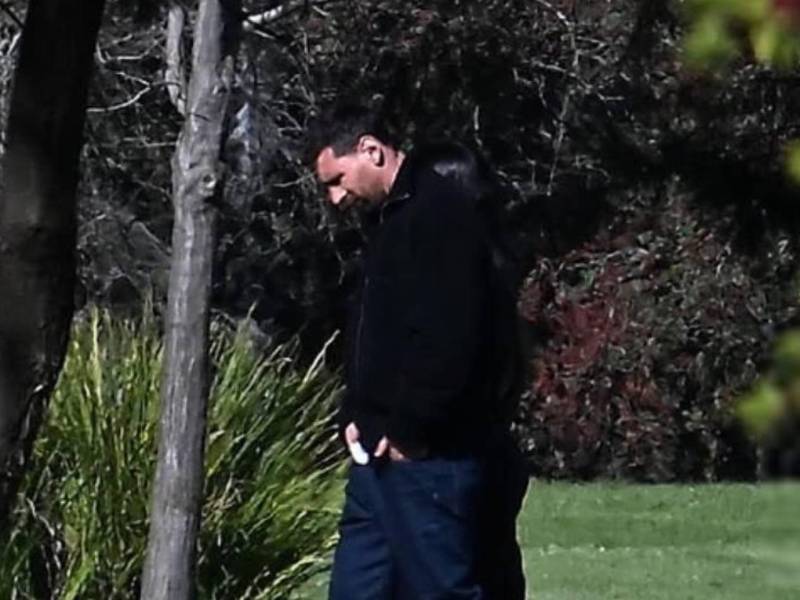 Lionel Messi y su familia despidieron este domingo por la mañana a su padre Jorge Messi, fallecido a los 68 años, en el cementerio privado El Prado, ubicado en las afueras de Rosario, Santa Fe, en una ceremonia íntima rodeada de un operativo de seguridad.