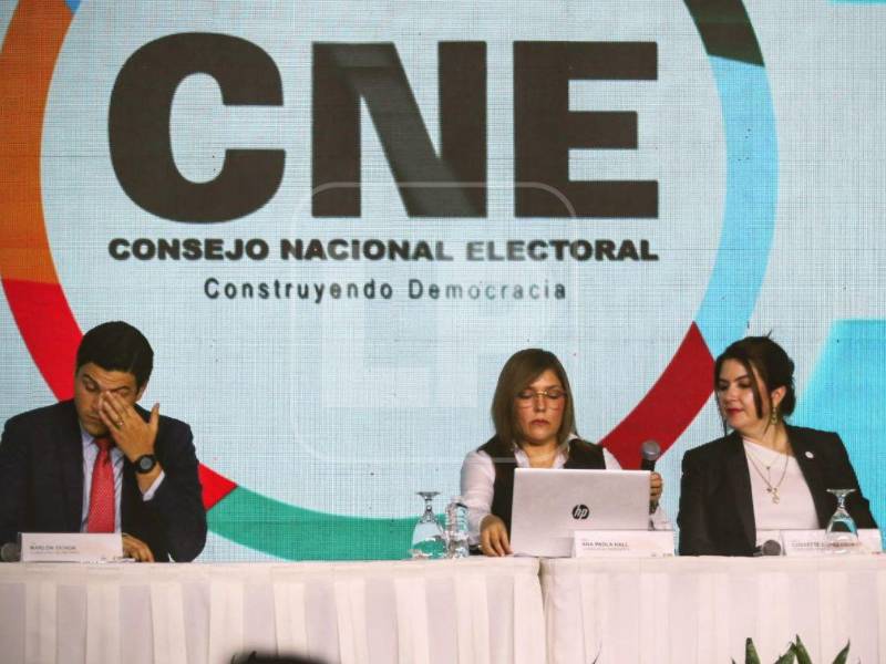 El pleno de consejeros del CNE, conformado por Marlon Ochoa, Ana Paola Hall y Cossette López, en conferencia de prensa el domingo 30 de noviembre.