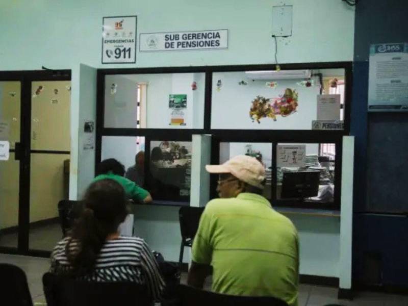 Pacientes en el IHSS entregando documentos para el proceso de pension.