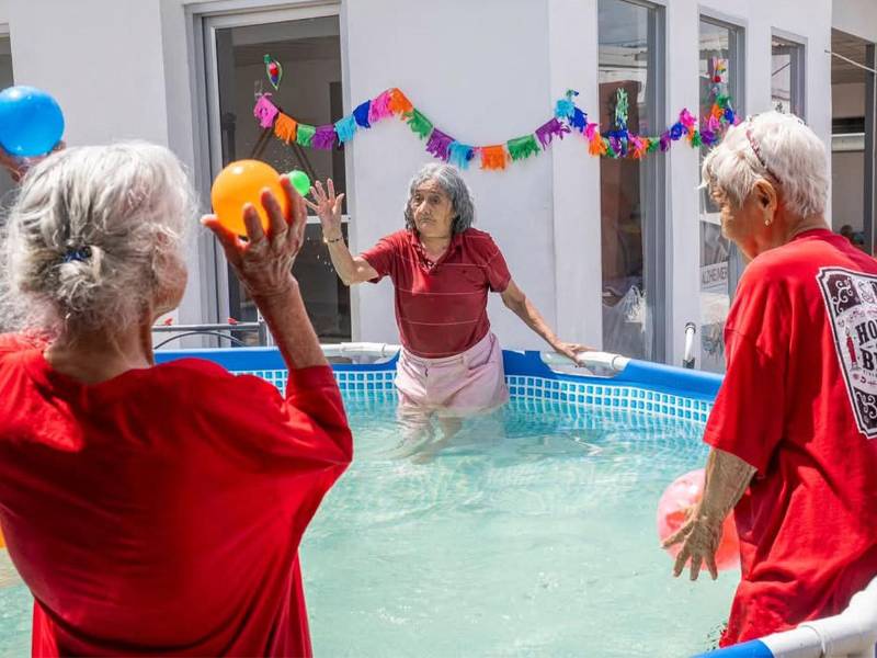 En la Casa Hogar Perpetuo Socorro, los abuelos realizan diferentes actividades recreativas, como ejemplo durante el verano (Semana Santa) se instalaron piscinas con el propósito de que disfrutaran de las vacaciones.