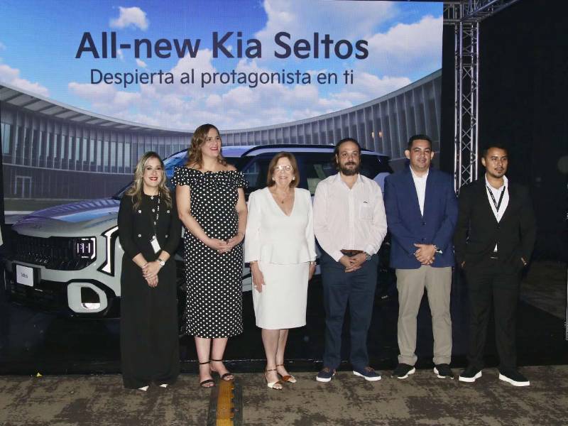 Ejecutivos de Kia Honduras y Corporación Jaar durante la presentación oficial de la nueva Kia Seltos 2027, una SUV que llega al país con renovado diseño, tecnología superior, eficiencia y seguridad.