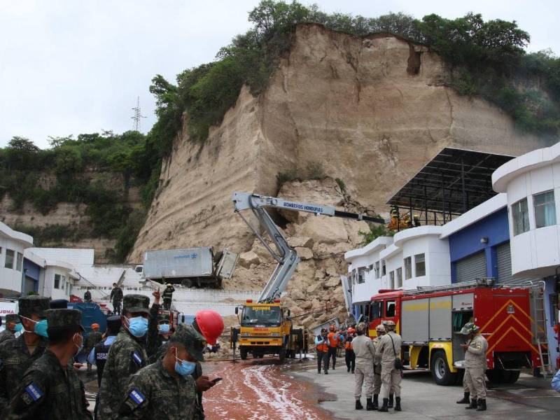 El Colegio de Arquitectos de Honduras advierte que entre 600,000 y 700,000 personas habitan en sectores expuestos a derrumbes, inundaciones y otros fenómenos naturales.