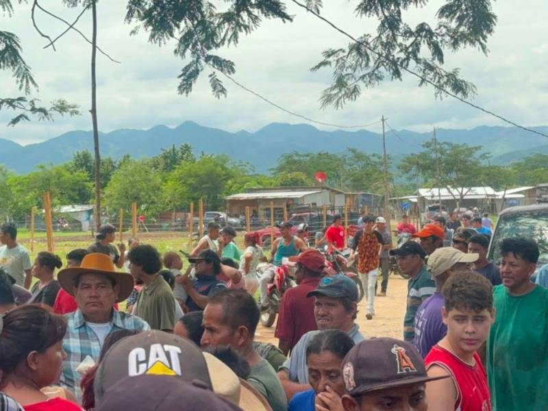 Durante varias horas, los pobladores se mantuvieron firmes en la entrada de la colonia, con el portón cerrado, en resistencia pacífica al operativo de desalojo.