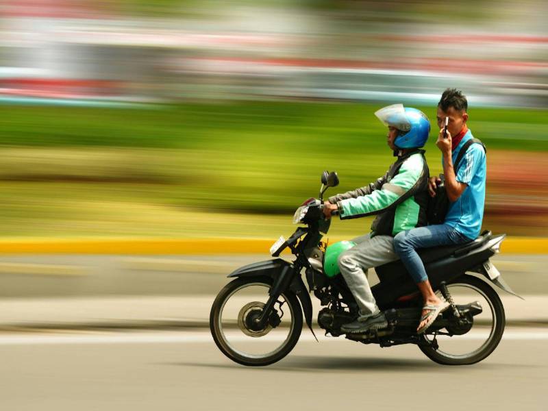 La prohibición de dos hombres en motocicleta se volverá estricta.
