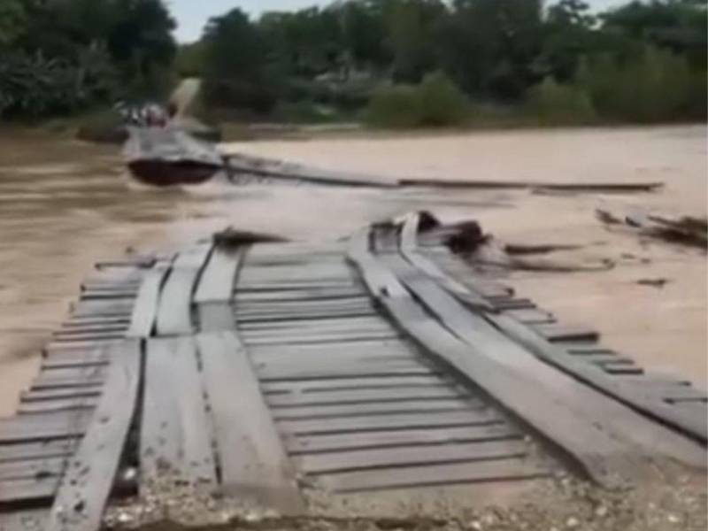 El puente sobre el río Sico en Iriona sucumbió ante la subida del caudal debido a las lluvias.