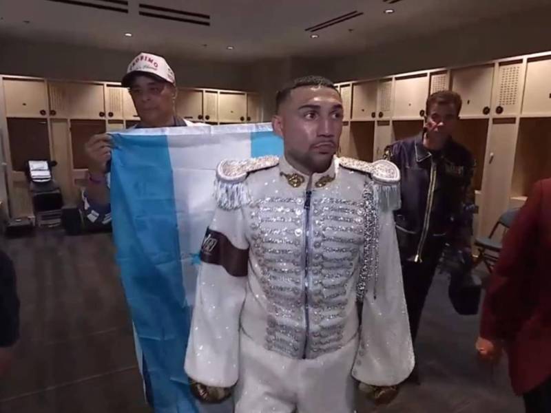 Teófimo López luce con orgullo la bandera de Honduras.