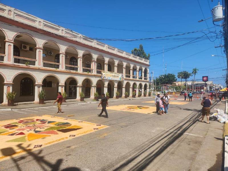 La Ceiba se viste de fe y color con las tradicionales alfombras