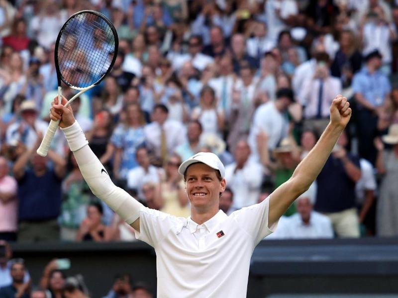 Sinner celebrando tras derrotar a Alcaraz.