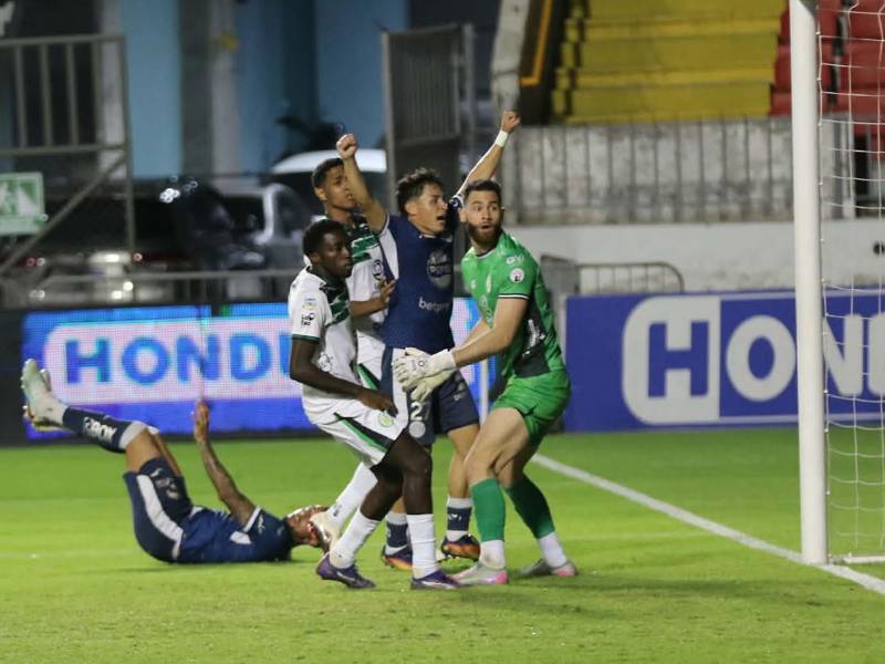 Jefryn Macías tras marcar el gol del 1-1 del Motagua contra el Juticalpa FC.