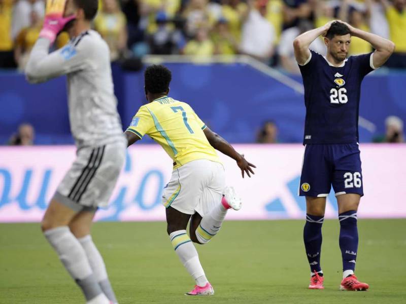 Vinicius aprovechó un errorazo de la defensa de Escocia para marcar el primer gol del partido.