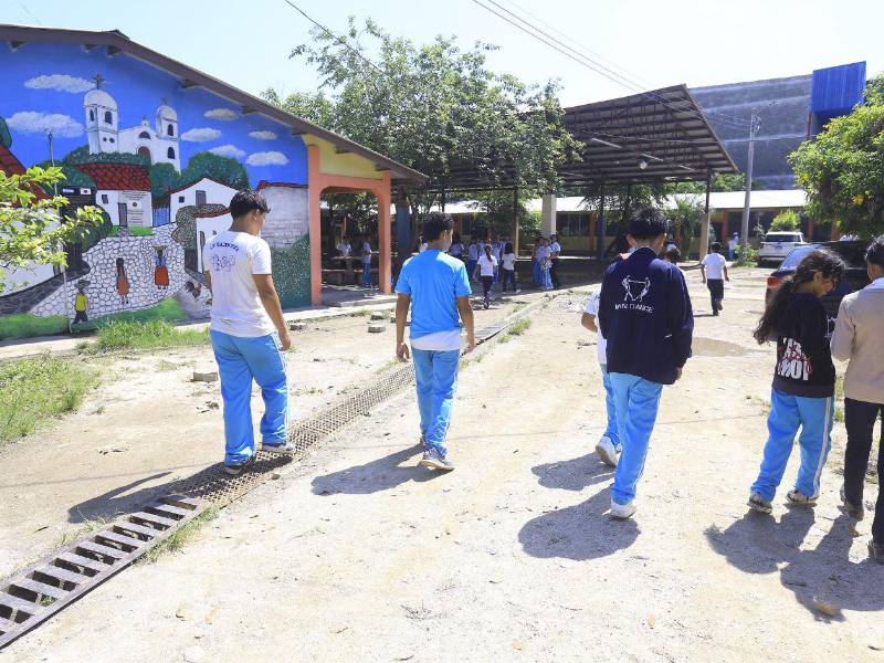 La ministra de Educación, Ivette Arely Argueta, destacó que la formación en valores debe ser una responsabilidad compartida entre los centros educativos y los hogares para fortalecer la convivencia y la seguridad de la comunidad educativa.