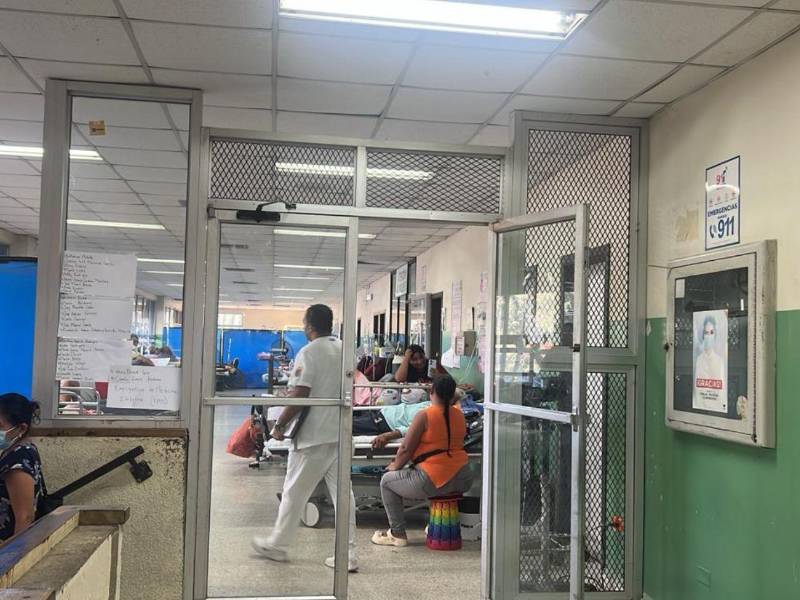 Pacientes son atendidos en una sala improvisada, que antes funcionaba como sala de espera de familiares.