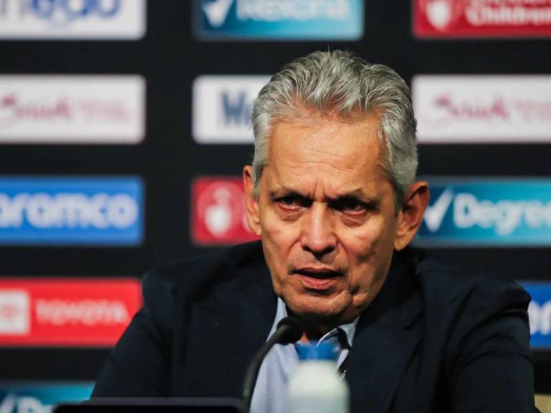 Reinaldo Rueda hablando en conferencia de prensa tras la eliminación de Honduras.