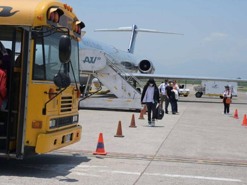 Hondureños llegando deportados a San Pedro Sula, norte de Honduras.