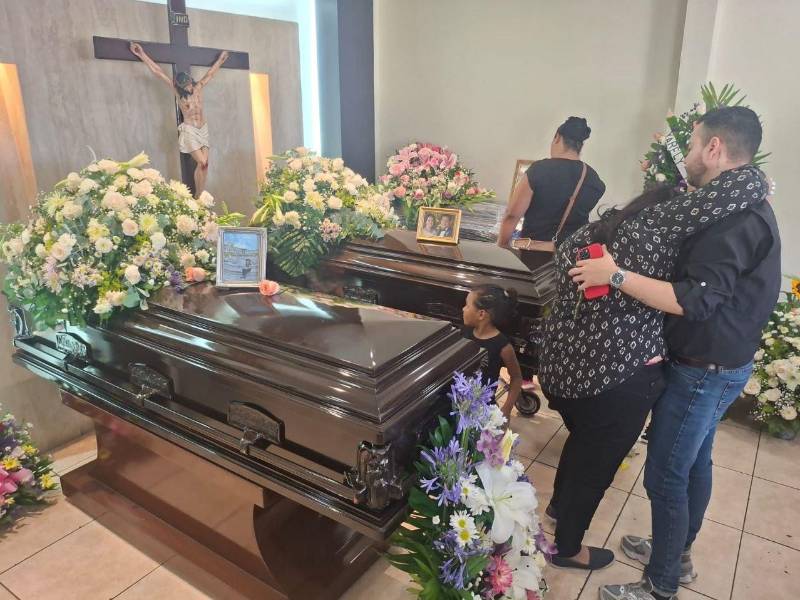 Familiares y amigos despiden a tres miembros de la familia Deras Zelaya en la funeraria de La Alameda, tras el trágico accidente en Santa Bárbara.