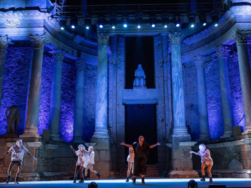 Artistas se presentan en la obra 'Las Troyanas' de Eurípides durante el Festival Internacional de Teatro Clásico de Mérida 2025 en Mérida, España.