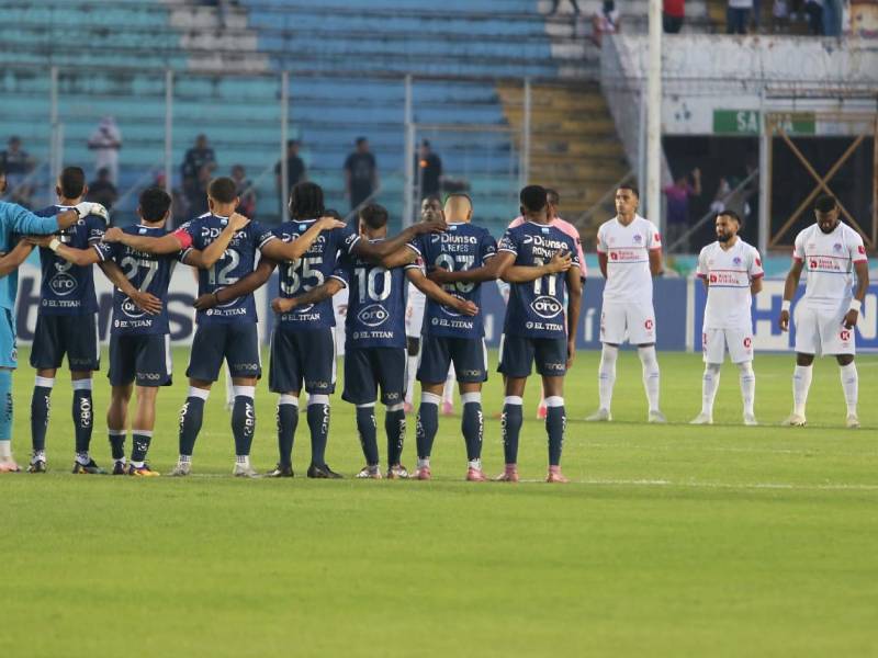 Jugadores del Motagua y Olimpia al momento del minuto de silencio.