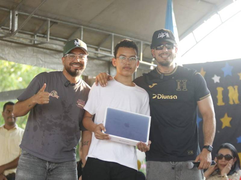 DJ Chaval y Fancony entregan laptop a uno de los estudiantes del JTR.