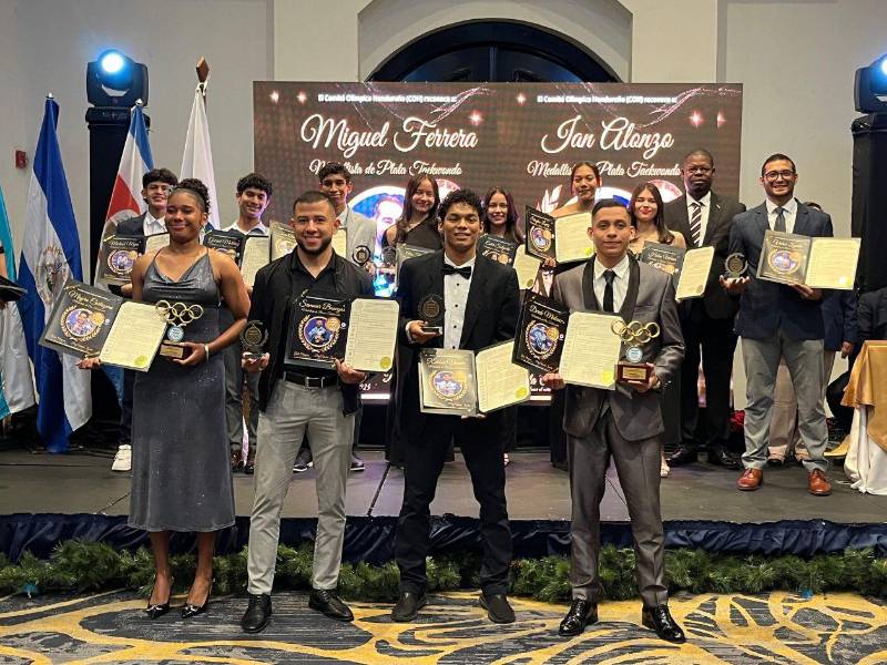 Deportista de la disciplina de Taekwondo recibiendo su reconocomiento.