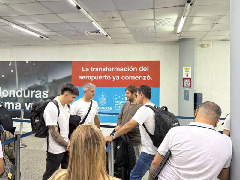 Pablo Lavallén junto al miembro de su cuerpo técnico en el Aeropuerto de San Pedro Sula.