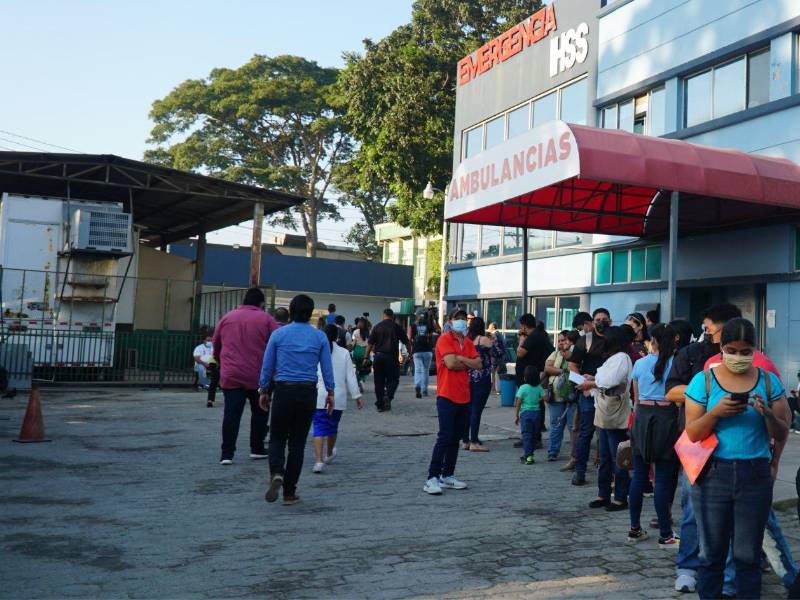 Pacientes esperan frente a la emergencia del hospital regional del IHSS en una fotografía de archivo.