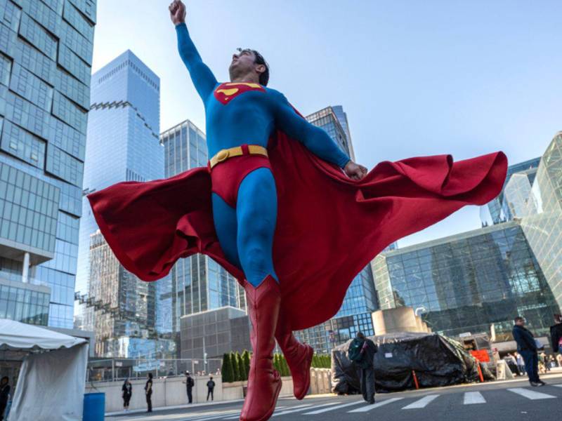 Un hombre posa disfrazado de Superman durante la Comic Con este jueves, en una calle de Nueva York (Estados Unidos). EFE/ Ángel Colmenares