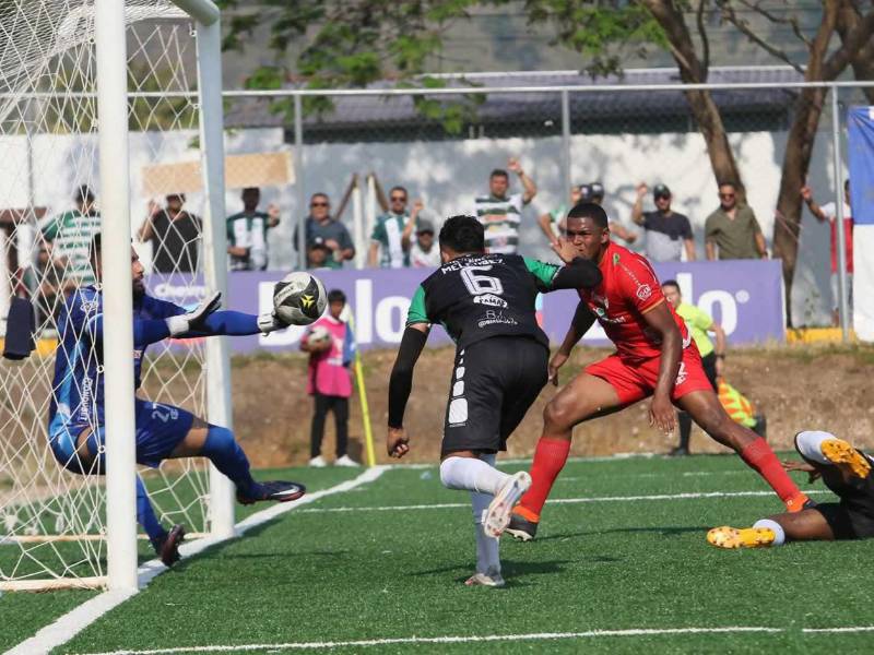 'Panchi' Reyes le negó el gol a Luis Meléndez con esta salvadota.
