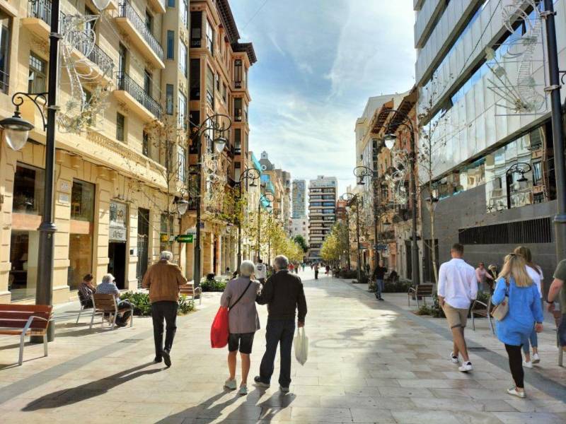 Valencia, España, forma parte de la Comunidad Valenciana, una de las regiones donde reside población migrante en el país europeo. Foto de la Avenida de La Constitución, Alicante, España, una de las ciudades que más migrantes de varias nacionalidades aloja.