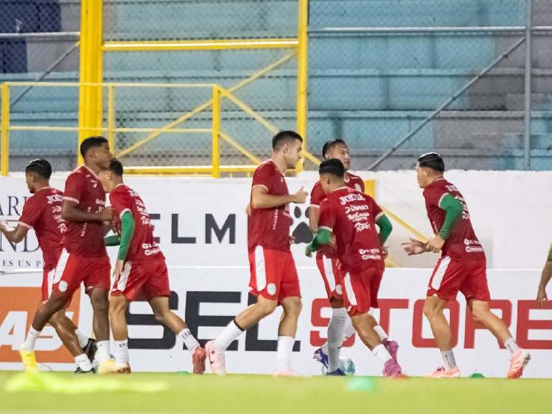 Jugadores del Marathón en los ejercicios de calentamiento.