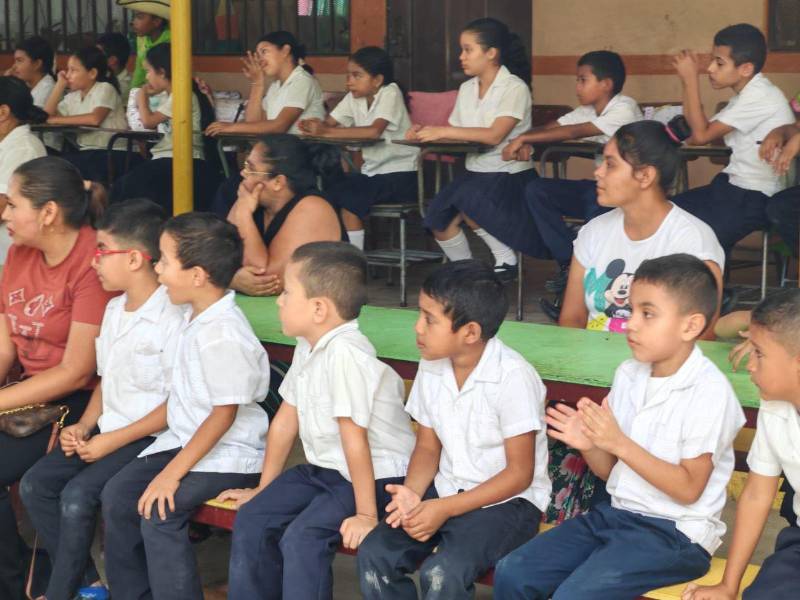 Por cada 100 estudiantes que se inscribieron al sistema educativo, entre dos a tres no terminaron el año escolar. Imagen referencial de archivo de niños en edad escolar en un centro educativo en Honduras.