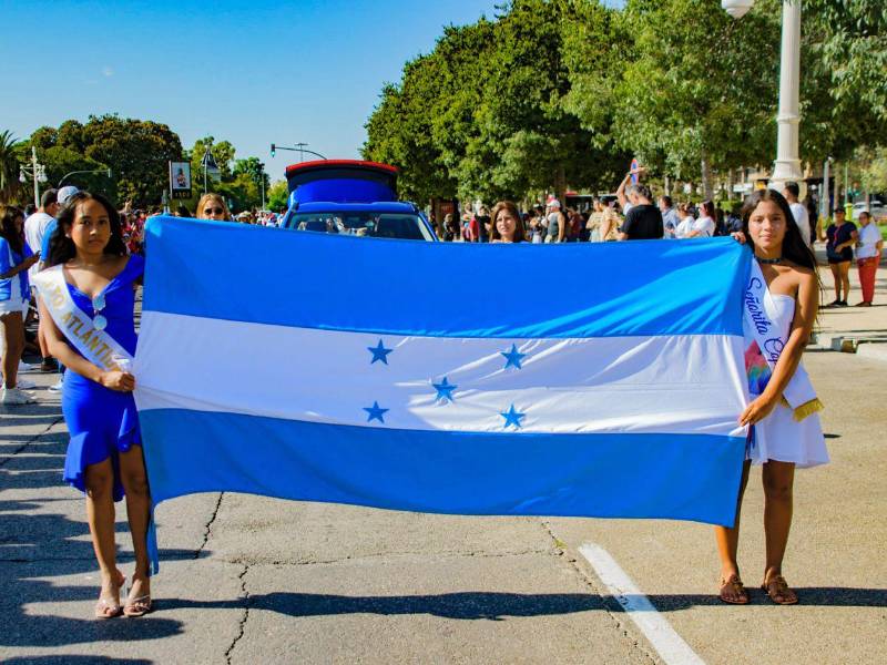 El presidente de España, Pedro Sánchez ha destacado el valor de los inmigrantes en el mercado laboral, señalando la necesidad de su cotización para el crecimiento económico y promoviendo una visión de prosperidad compartida. En la foto, hondureños en Valencia durante un desfile por motivo de las fiestas patrias en Honduras