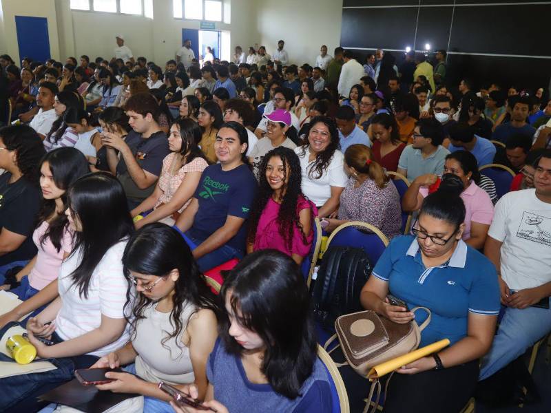 La jornada de firmas reúne en San Pedro Sula a jóvenes de nueve departamentos que fueron seleccionados entre más de 30,000 postulantes.
