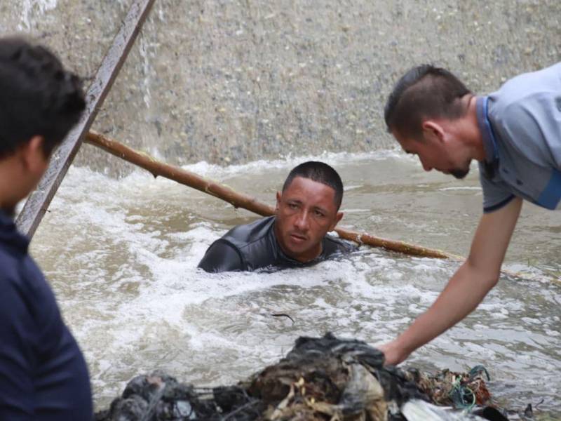 Los equipos de rescate han buscado por todos lados el cuerpo del pequeño Elvis Eliú.