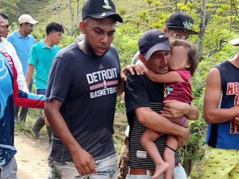 El padre de la menor cargó a su hija con gran emoción y recorrió varios metros desde donde fue encontrada hasta su vivienda.