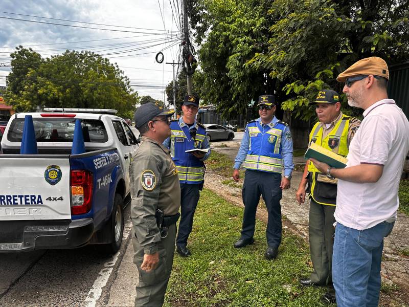 Miembros de la Dirección Nacional de Viabilidad y transporte, Policía Municipal, inspecionando las diferentes rutas.