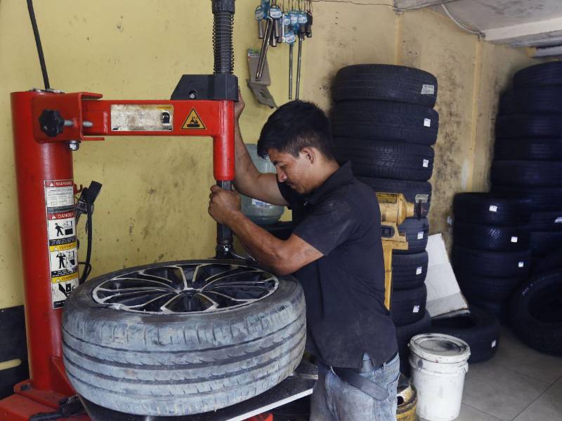 Ariel Umanzor Triminio genera tres empleos en Llantera La Bendición de Dios. A los trabajadores, les pagan mensualmente el salario mínimo con el cual ellos mantienen a sus familias.