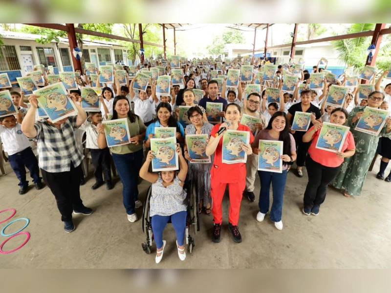 Estudiantes del centro Lila Luz de Maradiaga muestran con entusiasmo el primer fascículo de la tercera edición de Mente Sana.