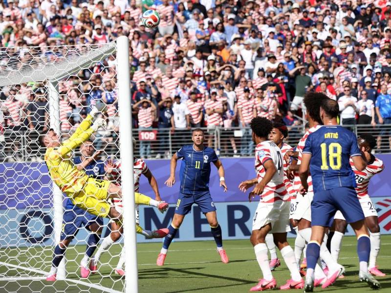 El portero estadounidense Matt Freese evitó un gol olímpico de Bosnia y Herzegovina.