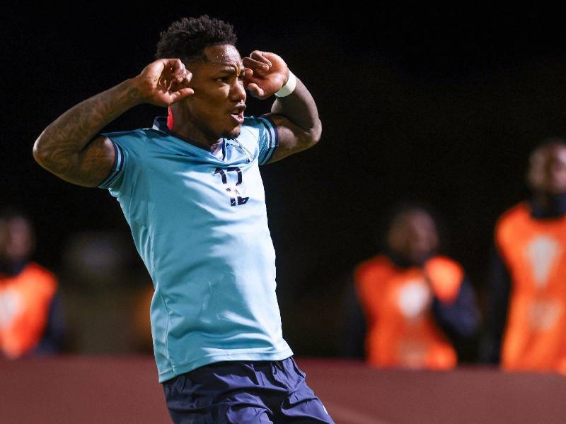 Romell Quioto celebrando una de sus anotaciones ante Bermudas.