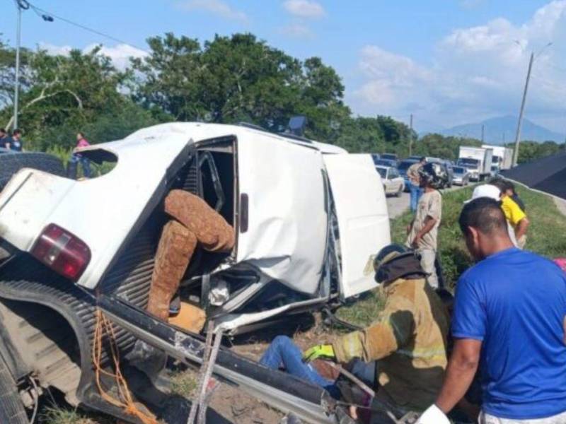 Vista de la escena del accidente en La Lima, Cortés.