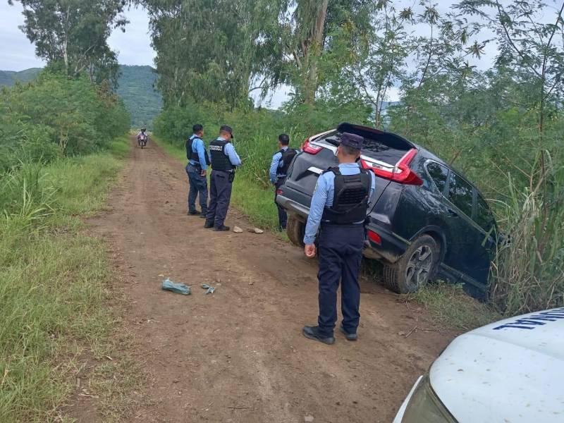 La camioneta Honda CR-V de <b>Darwin Antonio Bueso Hernández fue hallada embancada en el sector de Cahamelecó</b>n, a 300 metros de donde hallaron el cuenpo de Darwin <b>Bueso</b>.