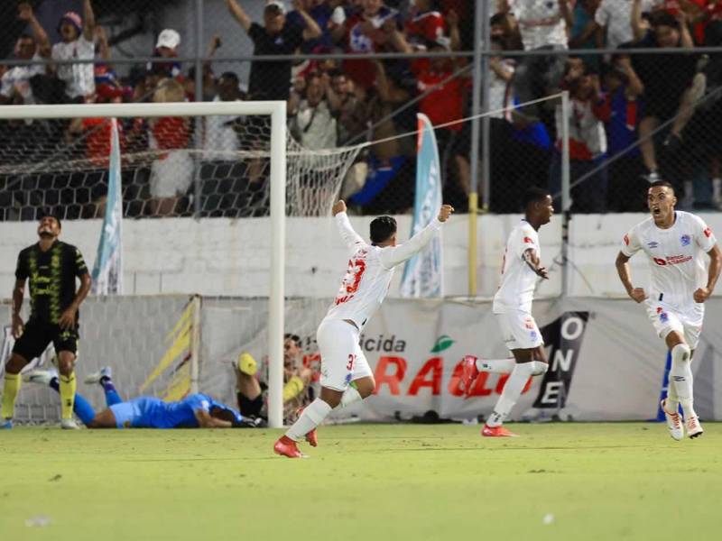 Julián Martínez celebrando su gol tras el grave error de 'Buba' López.