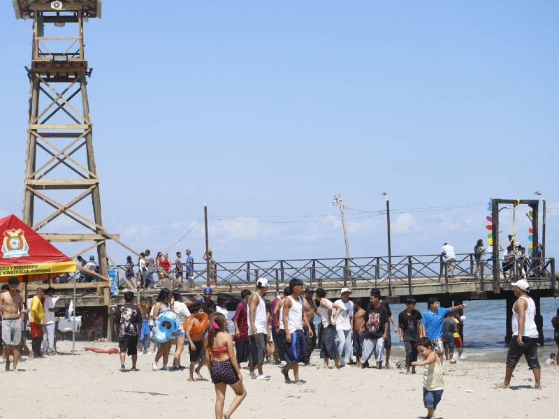 El muell de Tela y la playa municipal llena de visitantes.