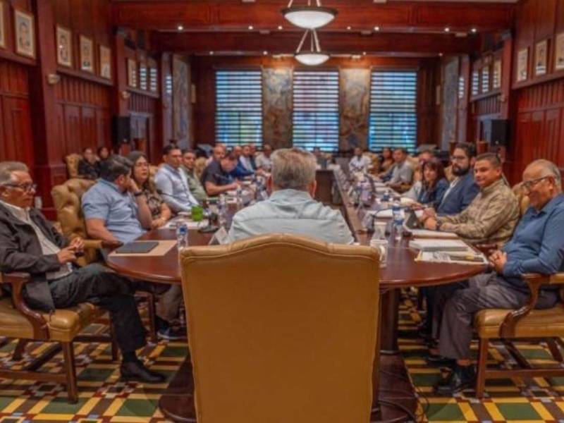 Los nuevos gerentes que están firmando ya actas de adjudicación y papeleo en una reunión en el salón consistorial el lunes anterior.