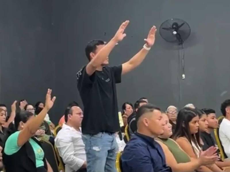 Onan Rodríguez levantó las manos durante el mensaje del pastor evángelico.