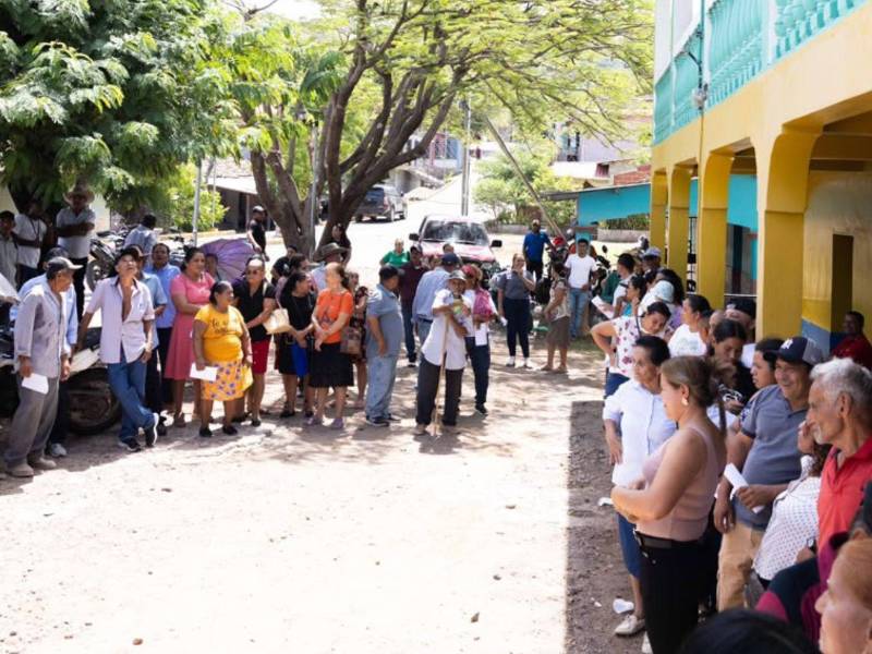 Familias reciben raciones de alimentos.