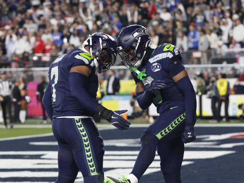 El linebacker de los Seattle Seahawks, Uchenna Nwosu (I), reacciona con su compañero safety de los Seattle Seahawks, Nick Emmanwori (D), después de anotar un touchdown.