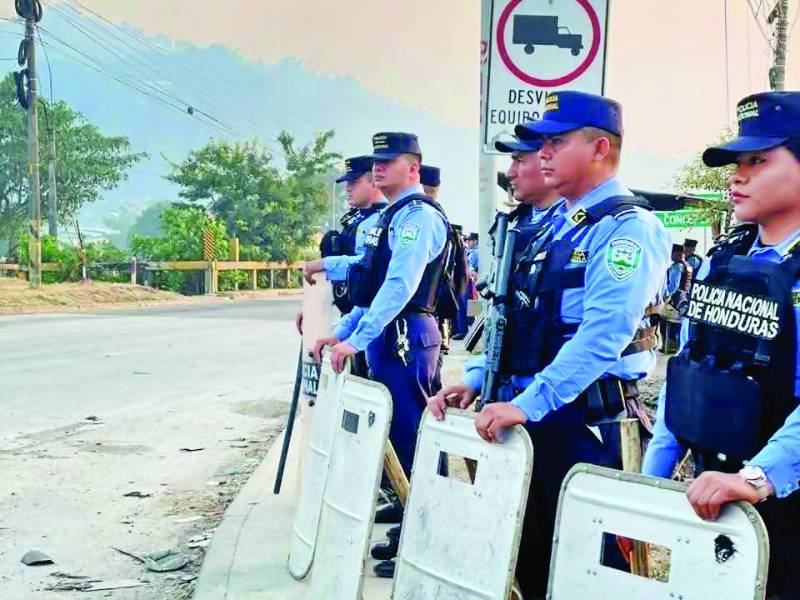 Policías resguardan por tomas de vías en la ciudad de Choloma.